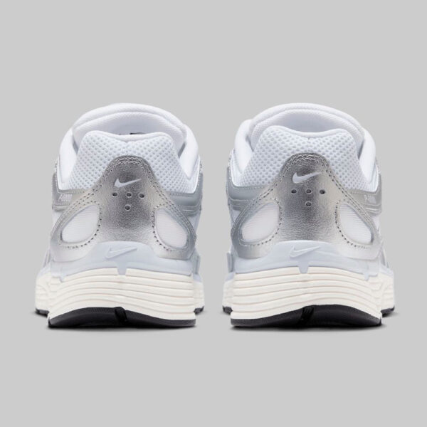 Nike - P6000 (Blanco con plata)