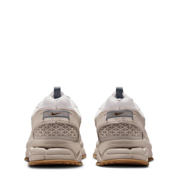Nike - Zoom Vomero Roam (Blanco con café)